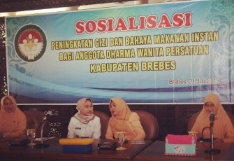 Bupati Brebes bersama Ketua Dharma Wanita Persatuan Kabupaten Brebes