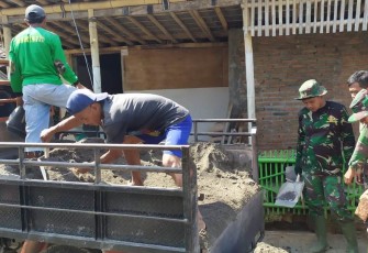 TNI Ternyata Tak Pernah Risi Untuk Kerja Kasar Saat di Lokasi TMMD