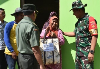 Mutiah saat berterimakasih kepada TNI atas rumahnya yang telah di rehab