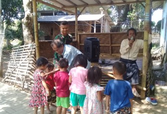 Satgas TMMD kronjo Ajak Gembira Anak dengan Karoke