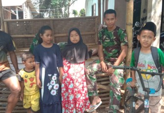 Wrga Berbaur dengan Satgas TMMD Kronjo