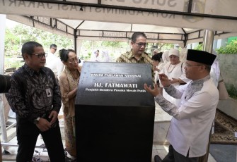Gubernur Bengkulu Rohidin Mersyah Melakukan Ziarah Kubur Ke Makam Pahlawan Nasional Penjahit Sang Saka Merah Puyih Fatmawati Soekarno