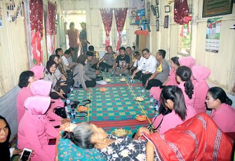 Kapolres dan Kadinkes Asahan Kunjungi Warga Penderita Kanker Usus