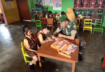 Kedekatan Satgas TMMD Reg Dengan Anak Anak TK Pertiwi Jimbung Klaten