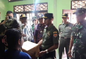 Brigjen TNI Dedi Priatna Berikan Paket Sembako 