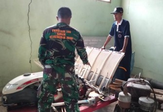 Tentara Satgas Beri Bimbingan Warga Tentang Alat Tanam Padi Modern 