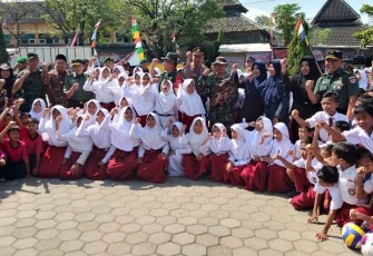 Ciptakan Memory Kenangan Siswa SDN 1 Kalikondang Foto Bersama TNI 