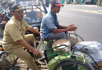 Sukseskan TMMD Reguler Tegal Kades Jatimulya Kayuh Becak 