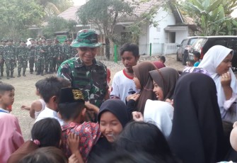 Jelang Penutupan TMMD Kronjo, Dansatgas Kunjungi Warga Blukbuk