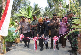 Pemotongan Pita Sebagai Tanda Berakhirnya TMMD di Desa Kemiri Timur