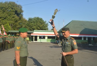 Dandim Serahkan Piala Lomba Gerak Jalan Kepada Tim Kodim Pati