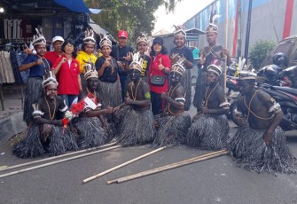 Siswa SMAK Diponegoro Kota Blitar Asal Papua Bersama Pihak Sekolah Sebelum Mengikuti Pemberangkatan Pawai Budaya