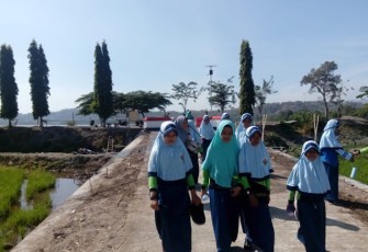 Akses Jalan Lancar Siswa SDN 2 Jimbung Ke Sekolah Dengan Ceria