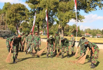 Prajurit Bersihkan Lapangan Trimurti Untuk Penutupan TMMD Kodim Klaten