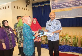 Bupati Brebes Serahkan Kendaraan Bagi Penyuluh Keluarga Berencana