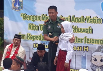 Dandim Jaktim Berikan Santunan Anak Yatim