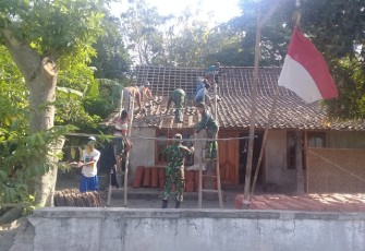 Genteng Rumah Suherman Diturunkan TNI Kodim Klaten