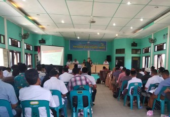 Salah satu narasumber saat memberikan materi sosialisasi Penyuluhan hukum sangketa tanah kepada peserta.