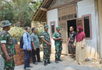 Keluarga Suripto Sambut Kedatangan TNI kodim Cilacap