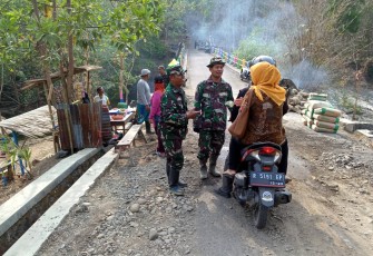 TNI Koramil 02 Jeruklegi Akrab dengan Warga di Lokasi TMMD