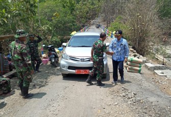 Danramil 02 Jeruklegi Sambut Kedatangan Camat di Lokasi TMMD