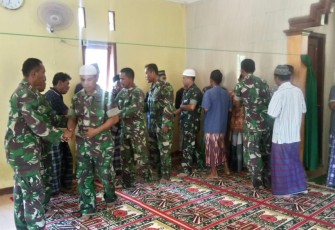 Prajurit TNI usai salat dzuhur di Masjid wilayah TMMD