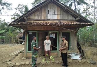 Babinsa Cek Kondisi Rumah Sasaran RTLH