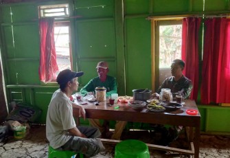 Minum Secangkir Kopi dan Sarapan Sederhana Tak Menyurutkan Semangat TNI di Pra TMMD 106