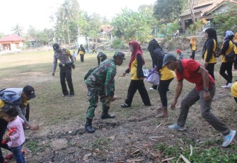 TNI-Polri Bersihkan Sampah di Lokasi Pra TMMD 106 Kodim Cilacap
