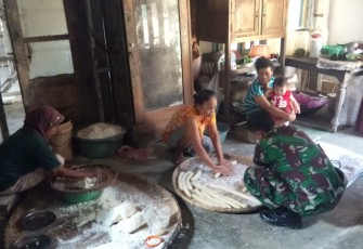 Warga Ajarkan Anggota TNI Kodim Cilacap Cara Membuat Makanan Khas Desa Cilibang