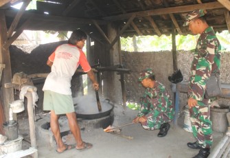 Babinsa 02 Jeruklegi Belajar Cara Membuat Gula Merah di Pra TMMD 106 Kodim Cilacap