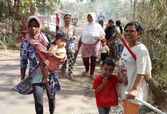 Sambil Gendong Anak Ibu Ini Bantu Pra TMMD 106