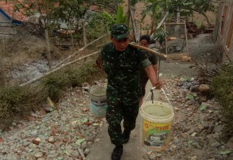 TNI Kodim Cilacap Bantu Masyarakat Ambil Air Bersih