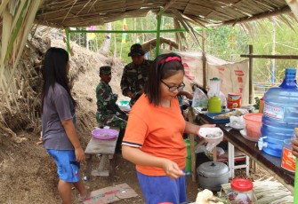 Pedagang Keliling Terbantu Dengan Hadirnya Pra TMMD 106 Kodim Cilacap