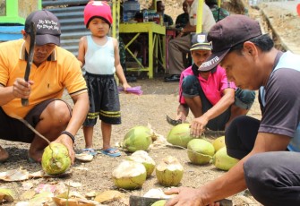 Kelapa Muda Sebagai Pelepas Dahaga di Pra TMMD 106 Kodim Cilacap