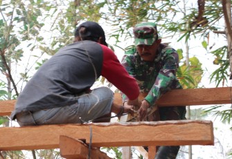Serma Tasripin Bantu Pasang Atap Mushola di Pra TMMD 106 Kodim Cilacap