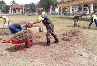 TNI dan Warga Rapikan Lapangan Upacara