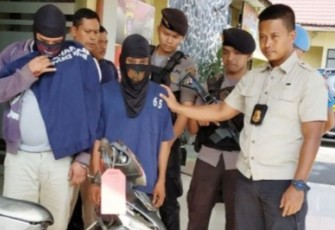 Kasat Reskrim AKP Achmat Budi Martono menunjukan kedua tersangka penjambretan