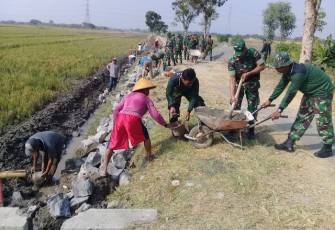 Warga Kupang Karangdowo  Dan TNI Karya Bhakti Mandiri Pembuatan Talud 