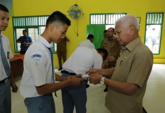 Plt Bupati Asahan Serahkan 124 e KTP Kepada Pelajar SMA