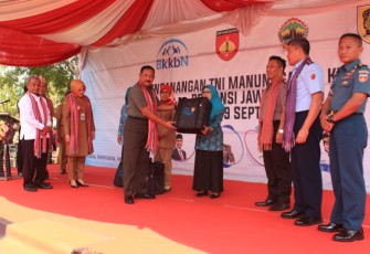 Pangdam IV Diponegoro Mayjen TNI Mochamad Effendi Serahkan BKB Kit Stunting Dan ATTG Kepada Kelompok Perwakilan UPPKS Dari Desa Kemudo Dan Sanggarahan
