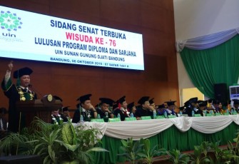  Rektor UIN SGD Bandung Prof. Dr. H. Mahmud M.Si tengah membarikan sambutan setelah melantik 1.428 lulusan pada Wisuda ke-76.