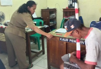 Kustomo dan Fajariyah Dipercaya Menghias Cangkul Dan Sekop Sebagai Symbol Upacara  Pembukaan TMMD