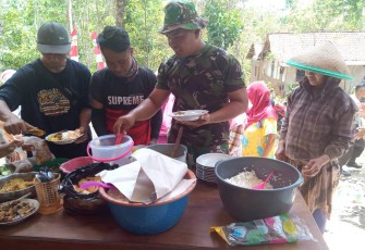 Kopka Wawan menikmati masakan 