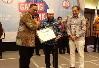 Wali Kota Bengkulu Helmi Hasan Terima Penghargaan Natamukti 2019 Dari International Council for Small Business  City Awards Diserahkan Oleh Sekretaris Kementerian Koperasi dan UKM Prof Rully Indrawan