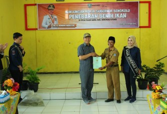 Gubernur Bengkulu Rohidin Mersyah Terima Sertifikat Lahan seluas 2 Hektar Dari Kepala Desa Fajar Baru Wagiman Untuk Pembangunan Sekolah Menengah Kejuruan  