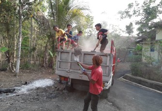 Anak-Anak Desa Cilibang Tak Kalah Gesit dengan Orang Tua Bantu Pengerjaan TMMD 106