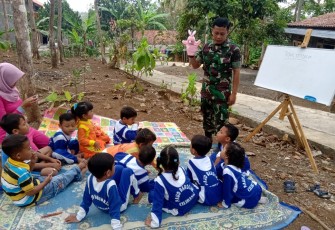 Anggota Satgas TMMD Mendadak Jadi Guru PAUD di Lokasi TMMD 106 Kodim Cilacap