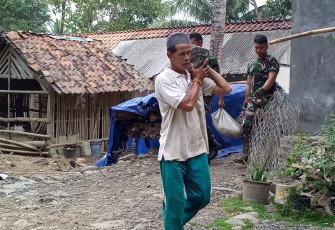 Kakek 68 Tahun pun Tak Kalah Semangat Ikut Kerja Bakti TMMD 106 Kodim Cilacap