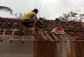Percepat Pemasangan Genteng Rumah Satiyem